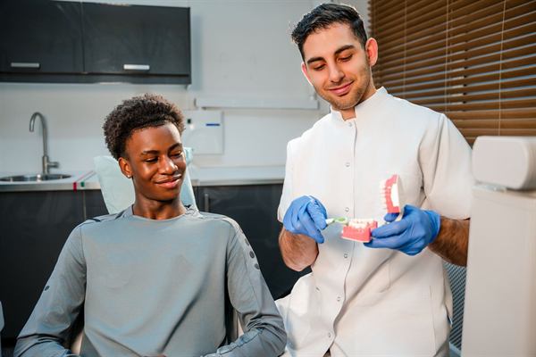 Tandarts toont esthetisch tandmodel aan patiënt